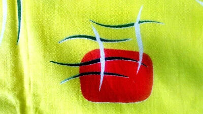 TISSU DESIGN 1950 VINTAGE A MOTIFS ABSTRAITS rouge ,vert et noir sur fond jaune  - Photo 1/4