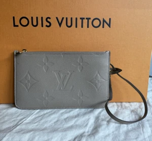Muñequera Louis Vuitton Neverfull Empreinte Dove Taupe Pochette - Imagen 1 de 13