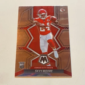 Tarjeta coleccionable 2022 Panini Mosaic - Rookies Skyy Moore #319 (RC)- NFL - Imagen 1 de 1
