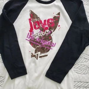 Damen Retro Playboy Logo weiß Grafik T-Shirt mit Etikett schwarze Ärmel L - neu - Bild 1 von 4
