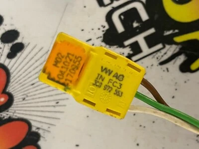 VW SKODA FRONT PASSENGER AIRBAG PLUG 3 WIRE 3C8972563 GREEN WHITE AND BROWN - Image 1 of 4