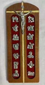 CRUZ CRUCIFIJO con 14 ESTACIONES DE LA CRUZ Medallones de Metal Placa de Madera Católica - Imagen 1 de 4