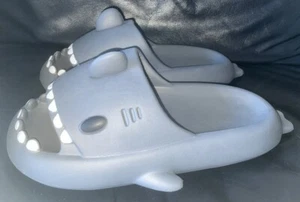 DAMEN-PANTOLETTEN GRÖßE UK 5–6 HAIFISCH-DESIGN NIE GETRAGEN MARKENLOS - Bild 1 von 6