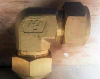 1" Tube x 1" Tube Brass Union Elbow Fitting Hy-Lok CLA-16-BRAS - Image 1 of 3