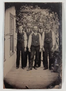 TIPO TINTE de (5) hombres de pie afuera, empleados de ventas, trabajadores, hotel? , tamaño CDV - Imagen 1 de 4