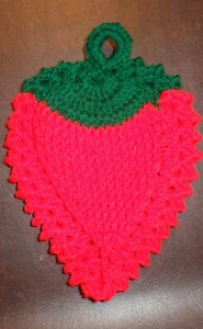  DULCE HECHO A MANO GANCHILLO O TEJIDO FRESA DECORACIÓN COCINA ALMOHADILLA CALIENTE ROJO VERDE - Imagen 1 de 3