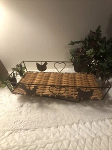 Country cottage Wicker Bottom With Metal Chicken Frame Tray Style - Picture 1 of 10