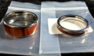Juego de 2 anillos de titanio con incrustación de chapa de grano de madera-6 mm+ 2 mm/talla 7-¡Nuevo! Foto 1 de 4
