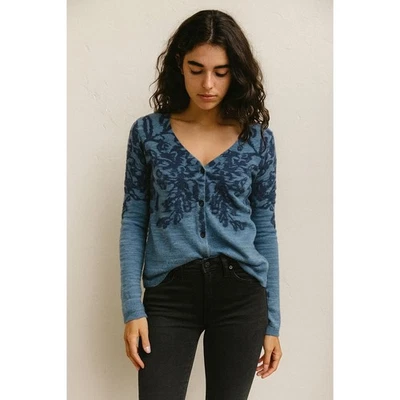 Anthropologie Moth 针织开衫女式小号蓝色花卉印花纽扣毛衣 — 第 1/4 张图片