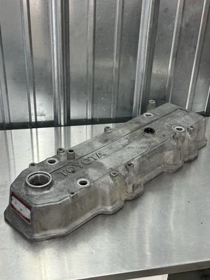 1989/90-95 Toyota Pickup/4Runner EFI 22RE Valve Cover OEM Later Style - Image 1 of 4