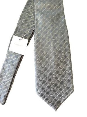 Corbata de seda gris plata con logotipo patrón geométrico NINA RICCI NUEVA CON ETIQUETAS HECHA EN Italia Foto 1 de 4