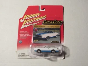 Ford Mustang Olympic Spirit 2005 1972 Johnny Lightning blanco nuevo - Imagen 1 de 2