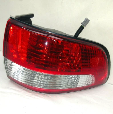 Lanterna traseira do lado direito do passageiro Toyota Sienna 2001-2003 fabricante de equipamento original - Imagem 1 de 4