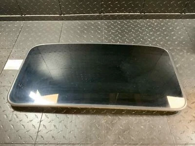 2007 - 2014 Chevy Suburban 1500 Sunroof Glass (Glass Only) Foto 1 de 2