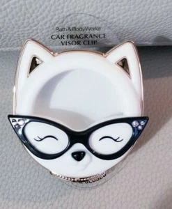 OCCHIALI DA SOLE GATTO BIANCO CLIP VISIERA PORTATILI PROFUMO BAGNO & CORPO WORKS - Foto 1 di 3