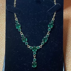 Beautiful Green Glass Stone Necklace - Gold Tone - 18” - Picture 1 of 6