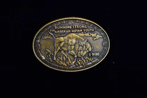 Hebilla de cinturón occidental 1997 de colección funcionando fuerte indio americano joven bisonte búfalo - Imagen 1 de 3