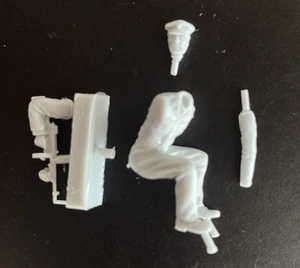 1/35 Resin British LRDG SOLDAT WITH THOMPSON SUBMACHINE GUN SEATED IN VEHICLE - Bild 1 von 1