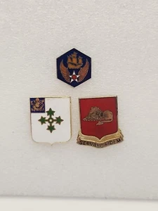 Konvolut 3 Vintage U.S.A. Militär Emaille Pins Luftwaffe Armee Infanterie Artillerie - Bild 1 von 7