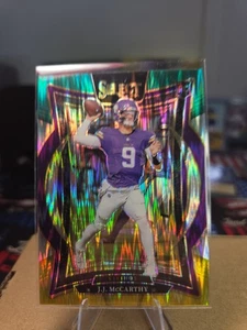 Panini Select 2024 - Concourse J.J. McCarthy #24 verde y amarillo Shock Prizm (RC) - Imagen 1 de 2