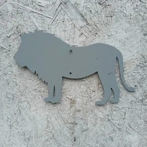 Eine neue Holz Löwe Silhouette 9" lang x 6" hoch in einer grau beschichteten Oberfläche Wandhalterung. - Bild 1 von 1