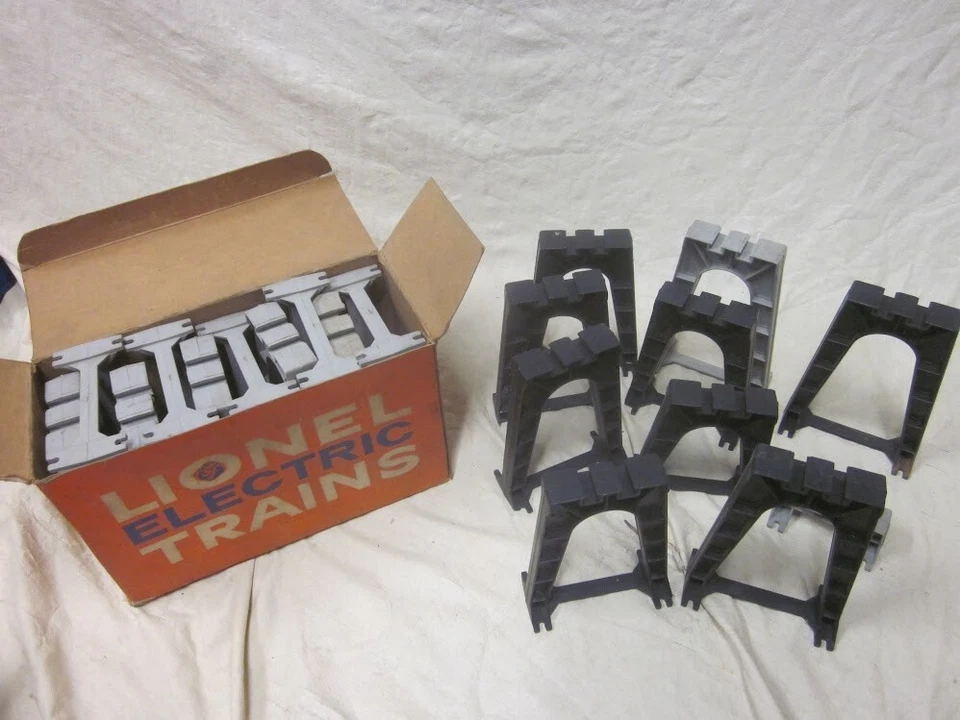 Vintage 1959 Postwar Lionel #111 Trestle Set Black & Gray Piers w/ Original Box - Image 1 of 4