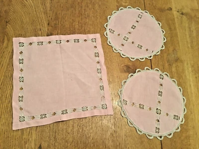 jolis napperons anciens coton rose brodé main linge ancien lot de 3 - Photo 1/4