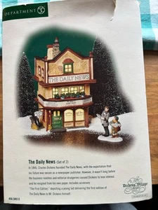 Dept 56 Dickens Village "The Daily News" Set di 2 #56.58513 Illuminato Nuovo - Foto 1 di 12