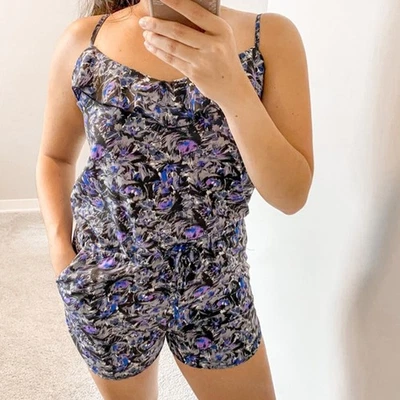 Mameluco Kimchi Urban Outfitters Azul Abstracto Gris Púrpura Sin Mangas Volantes Satinado Foto 1 de 4