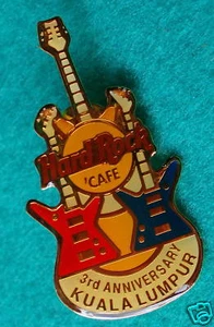 PIN'S KUALA LUMPUR 3ème ANNIVERSAIRE TRIPLE EXPLORER GUITARES Hard Rock Cafe MIP - Photo 1/1