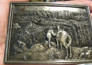FABULOSO 1977 BERGAMONT LATÓN FUNCIONA EE. UU. HEBILLA DE CINTURÓN VAQUERO Y CABALLO - Imagen 1 de 5