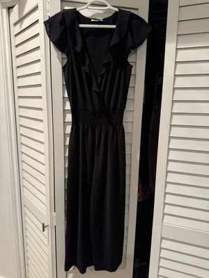 Mono negro con volantes, recortado  Foto 1 de 3