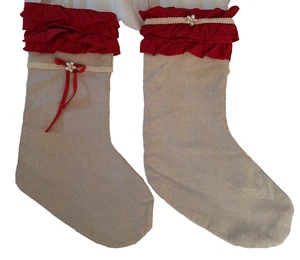 Handgefertigte Weihnachtsstrümpfe rot Rüschen Spitze Perlen Akzente Canvas 2er Set - Bild 1 von 3