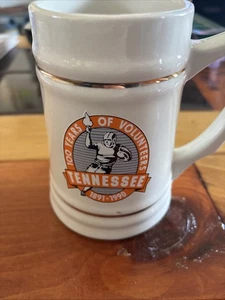 Taza de cerveza Stein 100 años Tennessee Volunteers marfil cerámica Vols - Imagen 1 de 11