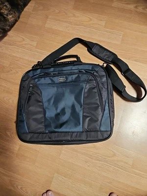 TARGUS Nylon Padded 14" Laptop Bag, Handles, Shoulder Strap, Pockets #CVR401T - Image 1 of 2