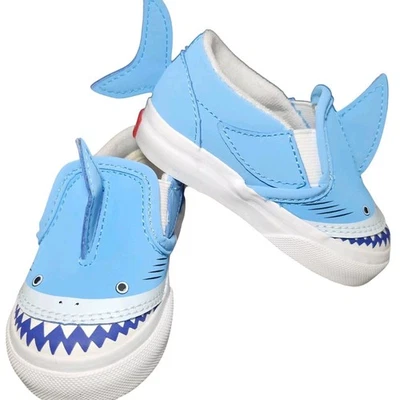 Zapatillas deportivas clásicas sin cordones con tema de tiburón Vans para niños pequeños talla 4,0 azul/blanco Foto 1 de 4