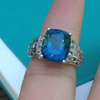 Anillo de piedras preciosas de topacio azul y blanco de Londres de 5,52 quilates de plata de ley Victoria Wieck Foto 1 de 4