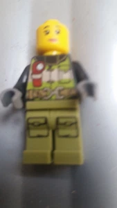 Lego Mini Figure Lady Firefighter Dark Green - Picture 1 of 2