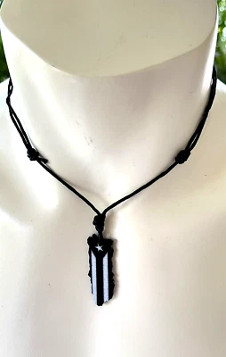 COLAR DE ACETATO PINGENTE EM FORMA DE ILHA BANDEIRA DE LUTO PORTO RICO LEMBRANÇA BORICUA - Imagem 1 de 4