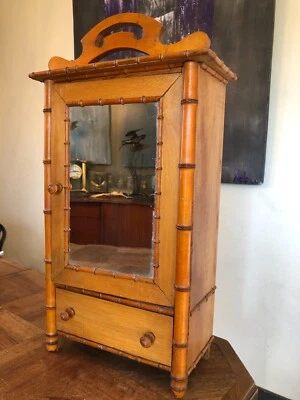 ANCIENNE ARMOIRE DE POUPÉE EN BOIS FAÇON BAMBOU, Hauteur 65 cm - Photo 1/4