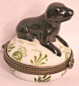 Caja de baratijas Limoge pintada principal Francia - Labrador negro sentado en hierba - Imagen 1 de 4