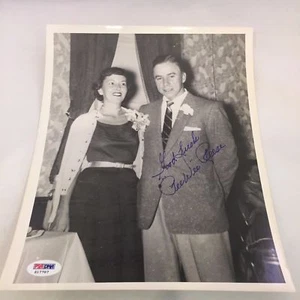 Beautiful 1940's Pee Wee Reese + Wife Signed Autographed 8x10 Photo PSA DNA COA - Picture 1 of 3