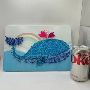 Niedlicher Wal Ausgießer Schnur Kunst fertig Regenbogen 11x8 im Ozean Maritim    - Bild 1 von 11