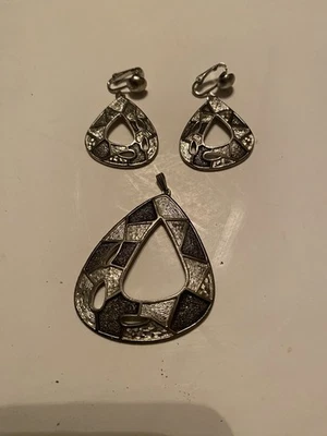 VINTAGE EMMONS MATCHING PENDANT AND CLIP ON EARRINGS  - Image 1 of 2