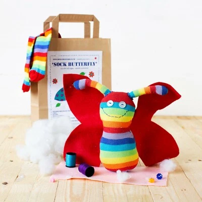 SOCK CREATURES Calzino Farfalla Craft Kit | Kit Cucito | Kit Artigianale per Bambini | Zoom Party | Artigianato