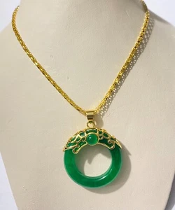 Collar oro 18K GP de 18 pulgadas con colgante de jade verde de la suerte. - Imagen 1 de 4