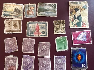 Japan Briefmarken Lot - 19. Jh. Chrysantheme & 50er-60er Jahre Gedenkmünzen (gebraucht) - Bild 1 von 5