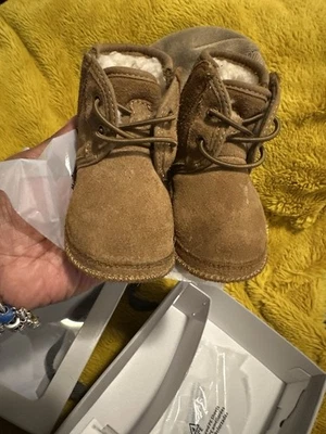 UGG Baby Neumel ботинки каштана размер 2/3 с Beanie - Изображение 1 из 4