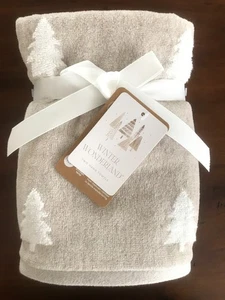 NEU 2-TEILIGES SET Winter Wonderland WEIHNACHTEN TANNENBAUM BEIGE HANDTÜCHER ~ URLAUB ~ - Bild 1 von 1