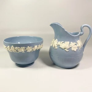 1950s Wedgwood Queensware Embossed Cream On Blue Creamer Sugar Bowl - Picture 1 of 12